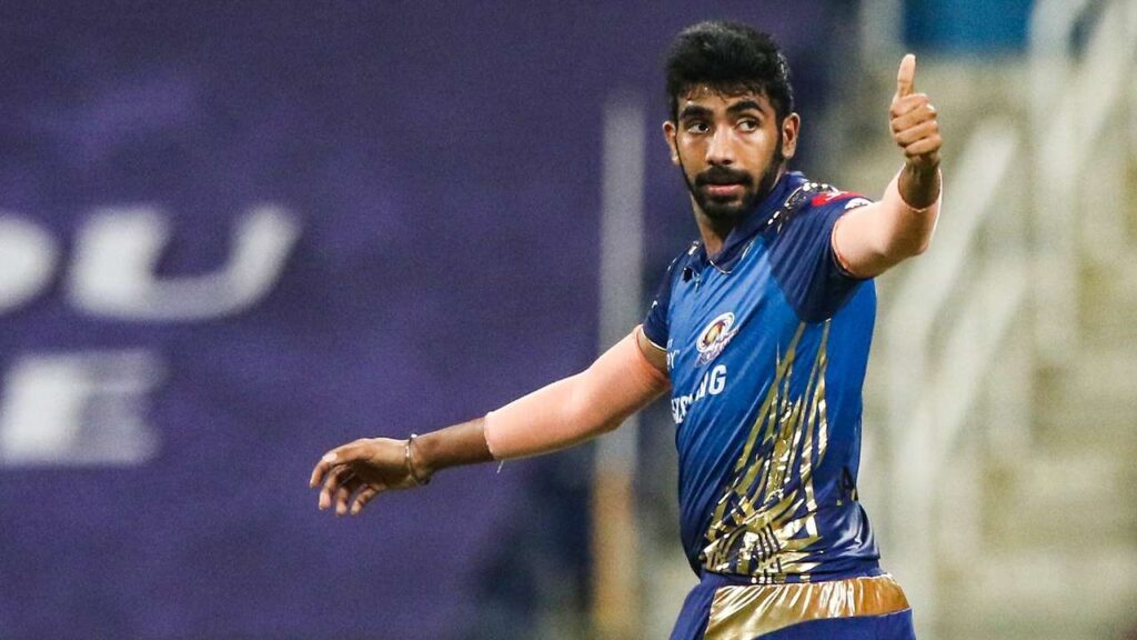 பும்ராஹ் பேட்ஸ்மேன்களை பயமுறுத்துவது இதை வைத்து தான்; போட்டு உடைத்த முன்னாள் வீரர் !! 3 பும்ராஹ் பேட்ஸ்மேன்களை பயமுறுத்துவது இதை வைத்து தான்; போட்டு உடைத்த முன்னாள் வீரர் !! 2
