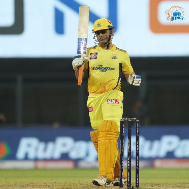 வெறும் 15 ரன்கள் போதும்... டி.20 போட்டிகளில் புதிய சாதனை படைக்க காத்திருக்கும் தல தோனி !! 4