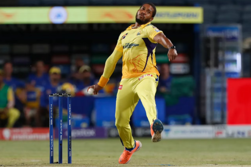 இரண்டு வெளிநாட்டு வீரர்கள் அதிரடி நீக்கம்; மும்பை இந்தியன்ஸிற்கு எதிராக பந்துவீச்சை தேர்வு செய்தது சென்னை !! 3