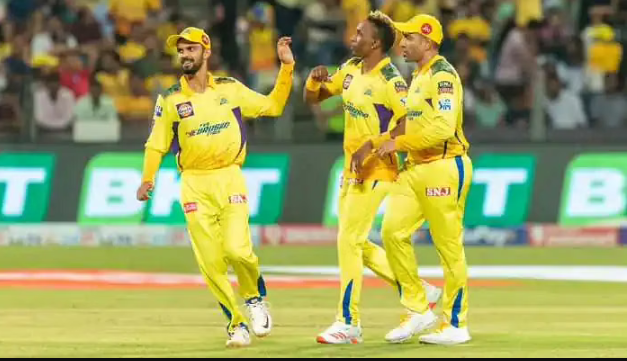 இரண்டு வெளிநாட்டு வீரர்கள் அதிரடி நீக்கம்; மும்பை இந்தியன்ஸிற்கு எதிராக பந்துவீச்சை தேர்வு செய்தது சென்னை !! 2