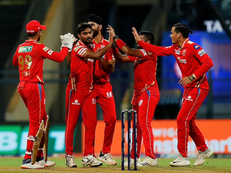 வீடியோ; அவுட் கொடுக்காத அம்பயர்... தானாக வெளியேறி நேர்மையை நிரூபித்த டி காக் !! 3