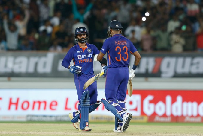 பொறுப்பாக விளையாடிய ஹர்திக் பாண்டியா…. பேட்டிங்கில் மிரட்டிய தினேஷ் கார்த்திக்; 169 ரன்கள் குவித்தது இந்திய அணி !!