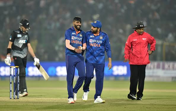 முதல் டி.20 போட்டிக்கு ஒரு அணி... அடுத்த இரண்டு போட்டிகளுக்கு மற்றொரு அணி; டி.20 தொடருக்கான இந்திய அணி அறிவிப்பு !! 4