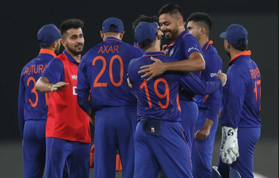 புவனேஷ்வர் குமார், உம்ரன் மாலிக் வேண்டாம்…. முதல் டி.20 போட்டிக்கான தனது ஆடும் லெவனை தேர்வு செய்த முன்னாள் வீரர் !!