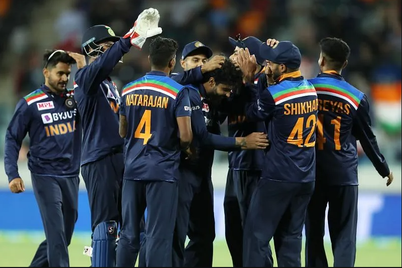 குல்தீப் யாதவ், தினேஷ் கார்த்திக் தேவை இல்லை… இந்த 11 வீரர்கள் போதும்; முதல் டி.20 போட்டிக்கான ஆடும் லெவனை தேர்வு செய்த ஆகாஷ் சோப்ரா !!