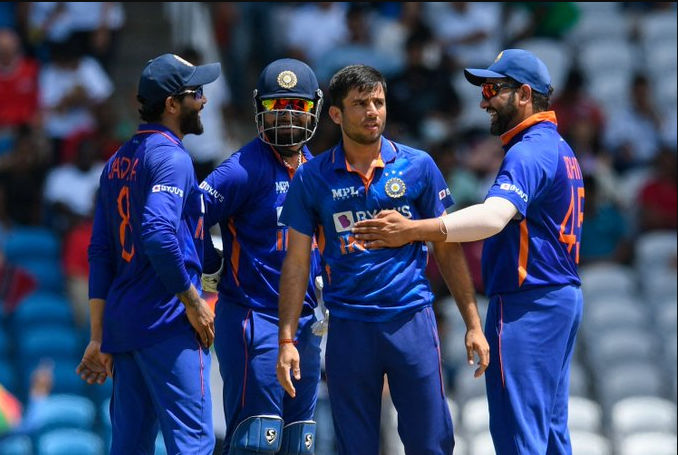 பந்துவீச்சிலும் விண்டீஸ் அணியை சம்பவம் செய்த இந்திய வீரர்கள்… மிரட்டல் வெற்றி பெற்றது இந்திய அணி !!