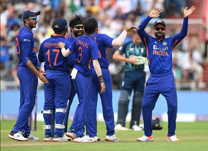 பந்துவீச்சில் மிரட்டிய சாஹல், ஹர்திக் பாண்டியா; 259 ரன்களில் சுருண்டது இங்கிலாந்து அணி !!