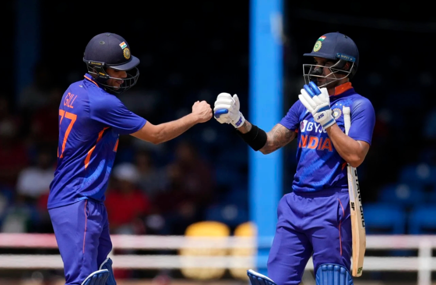 விண்டீஸ் அணியின் பந்துவீச்சை சிதறடித்த இந்திய வீரர்கள்… 308 ரன்கள் குவித்தது இந்திய அணி !!