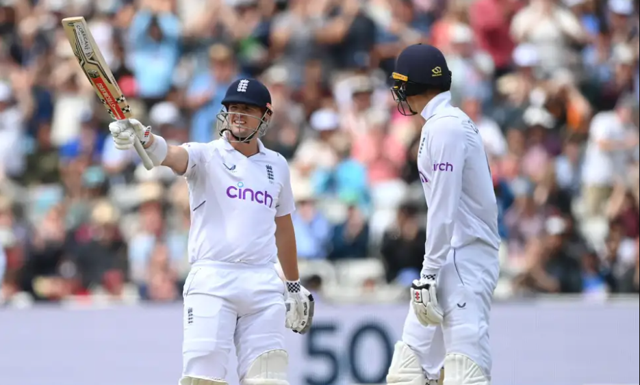 இங்கிலாந்து அணியின் பயம் இல்லாத அதிரடி ஆட்டட்திற்கு இவர் தான் காரணம்; அதிரடியாக பேசிய இங்கிலாந்து வீரர் !!