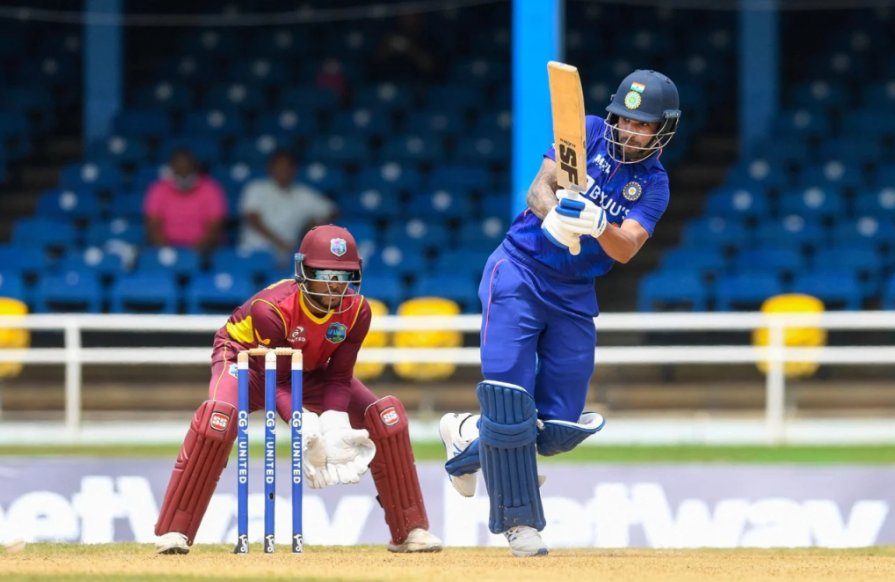 இப்படி எல்லாம் விளையாடினா வேலைக்கு ஆகாது; ஷிகர் தவானை விமர்சித்த முன்னாள் வீரர் !!