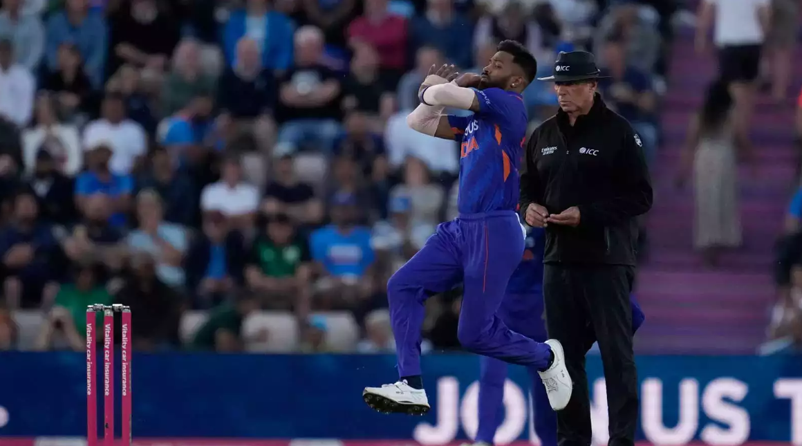 கம்பேக்னா இப்படி இருக்கனும்…. சிறந்த ஆல் ரவுண்டர் என்பதை நிரூபித்த ஹர்திக் பாண்டியா; வாழ்த்தும் ரசிகர்கள் !!