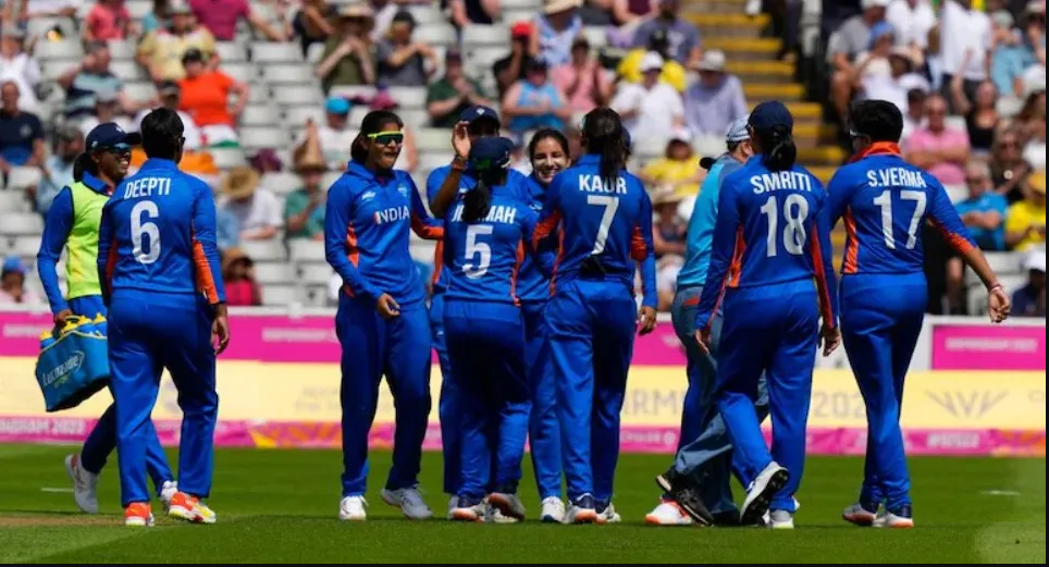 மிரட்டிய மந்தனா… பரபரப்பான போட்டியில் 4 ரன்கள் வித்தியாசத்தில் த்ரில் வெற்றி; இறுதி போட்டிக்கு தகுதி பெற்றது இந்திய மகளிர் படை !!