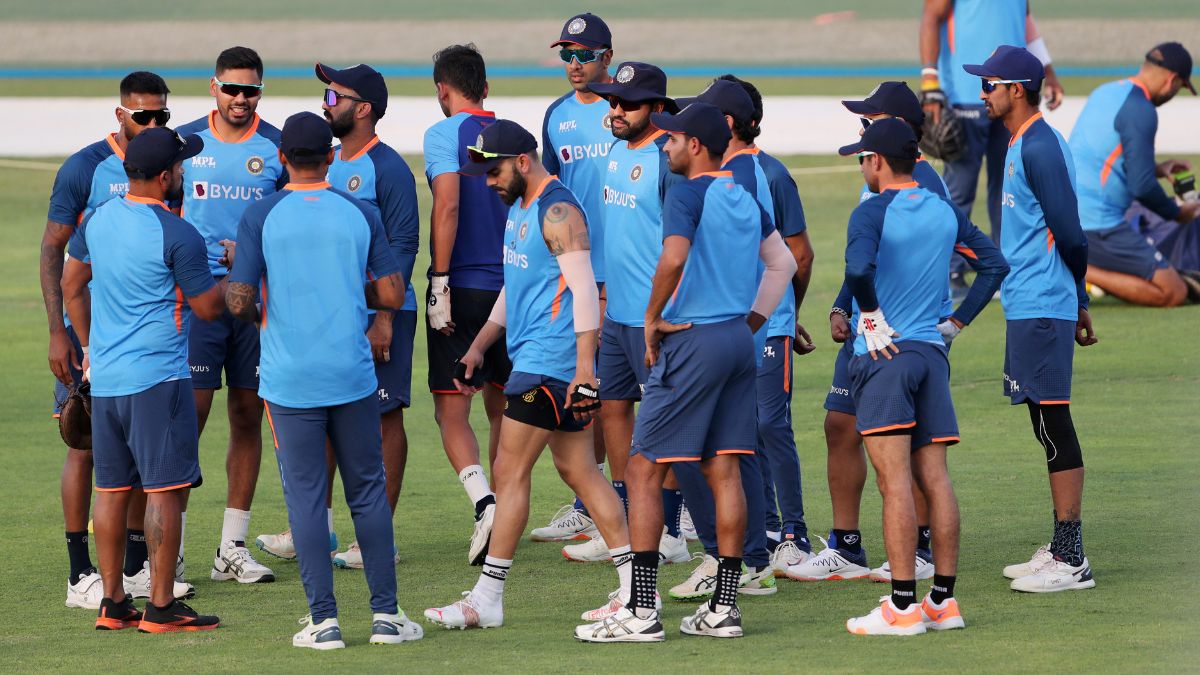 சொன்னா கேளுங்க… தினேஷ் கார்த்திக் இப்ப வேண்டாம்; பாகிஸ்தான் போட்டிக்கான தனது ஆடும் லெவனை தேர்வு செய்த ஆகாஷ் சோப்ரா !!