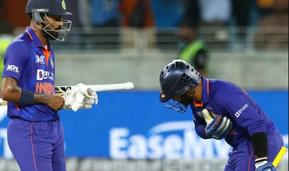 தரமான சம்பவம்டா தம்பி… ஹர்திக் பாண்டியாவிற்கு முன் தலைவணங்கிய தினேஷ் கார்த்திக்; வைரலாகும் வீடியோ !!