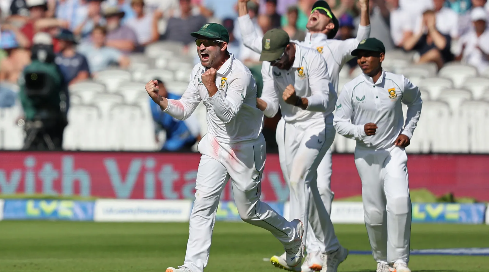 இந்த அடிய நீங்க மறக்கவே கூடாது… மரண அடி வாங்கிய இங்கிலாந்து அணி; அபார வெற்றி பெற்ற தென் ஆப்ரிக்கா அணி !!