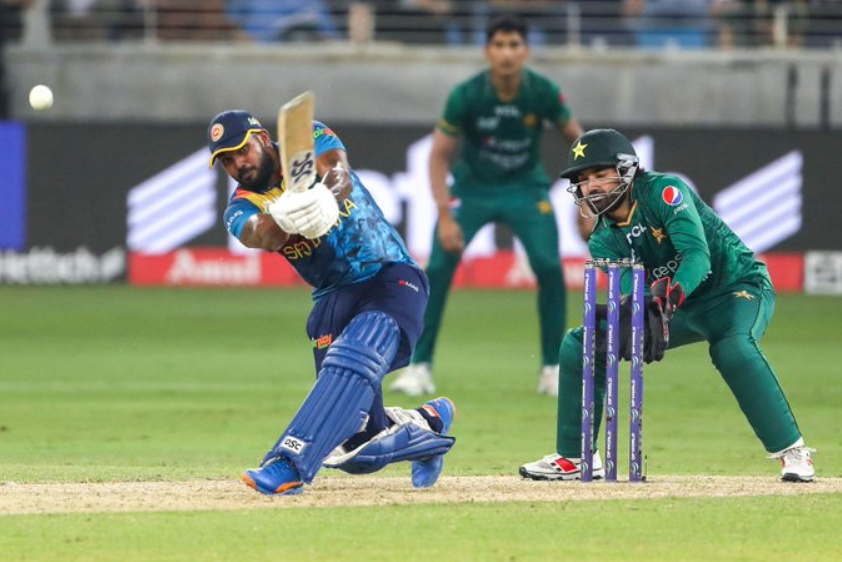 தனி ஆளாக இறுதி வரை போராடிய பனுகா ராஜபக்சே… பாகிஸ்தானிற்கு எதிராக 170 ரன்கள் குவித்தது இலங்கை அணி !!