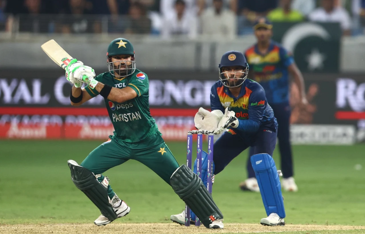 வெளிய இருந்து ஈசியா பேசலாம்… களத்துல விளையாடுறவனுக்கு தான் கஷ்டம் தெரியும்; முக்கிய வீரருக்கு ஆதரவாக பேசிய பாகிஸ்தான் பயிற்சியாளர் !!