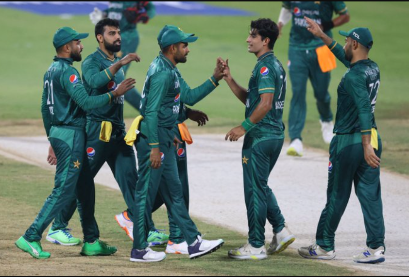 பாகிஸ்தானின் பந்துவீச்சை சமாளிக்க முடியாமல் சீட்டு கட்டாய சரிந்த ஹாங்காங் அணியின் விக்கெட்டுகள்; அபார வெற்றி பெற்றது பாகிஸ்தான் !!