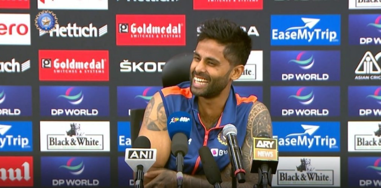 ஏங்க ஒரு நியாயம் வேணமா..? அவர போய் டீம்ல இருந்து எடுக்கனும்னு சொல்றீங்க; பத்திரிக்கையாளருக்கு கிண்டலாக பதில் கொடுத்த சூர்யகுமார் யாதவ் !!