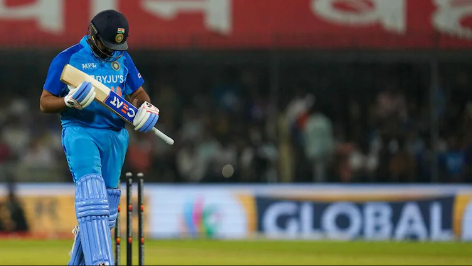 தப்பித்த விராட் கோலி… மிக மிக மோசமான வரலாற்றில் இடம்பிடித்த இந்திய அணியின் கேப்டன் ரோஹித் சர்மா !!