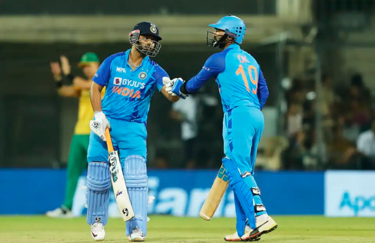 தினேஷ் கார்த்திக்கிற்கு அரையிறுதி போட்டியில் வாய்ப்பு கிடைக்குமா…? ஹர்பஜன் சிங் ஓபன் டாக் !!