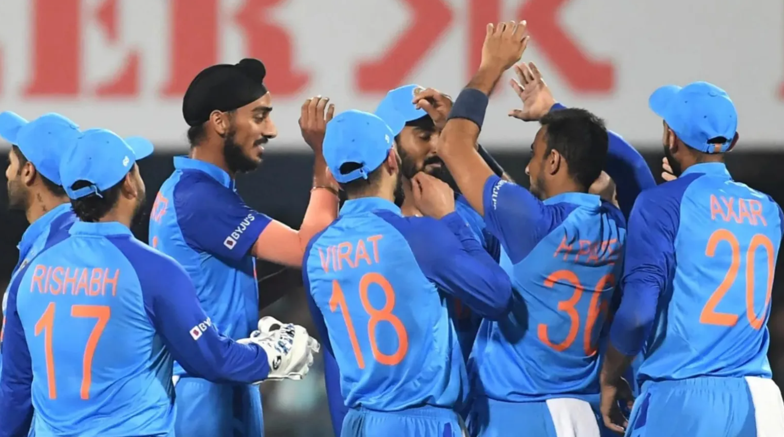 பெரிதும் எதிர்பார்க்கப்பட்ட வீரருக்கே இடம் இல்லை… அதிரடியான துவக்க வீரர்கள்; முதலில் பேட்டிங் செய்கிறது இந்திய அணி !!