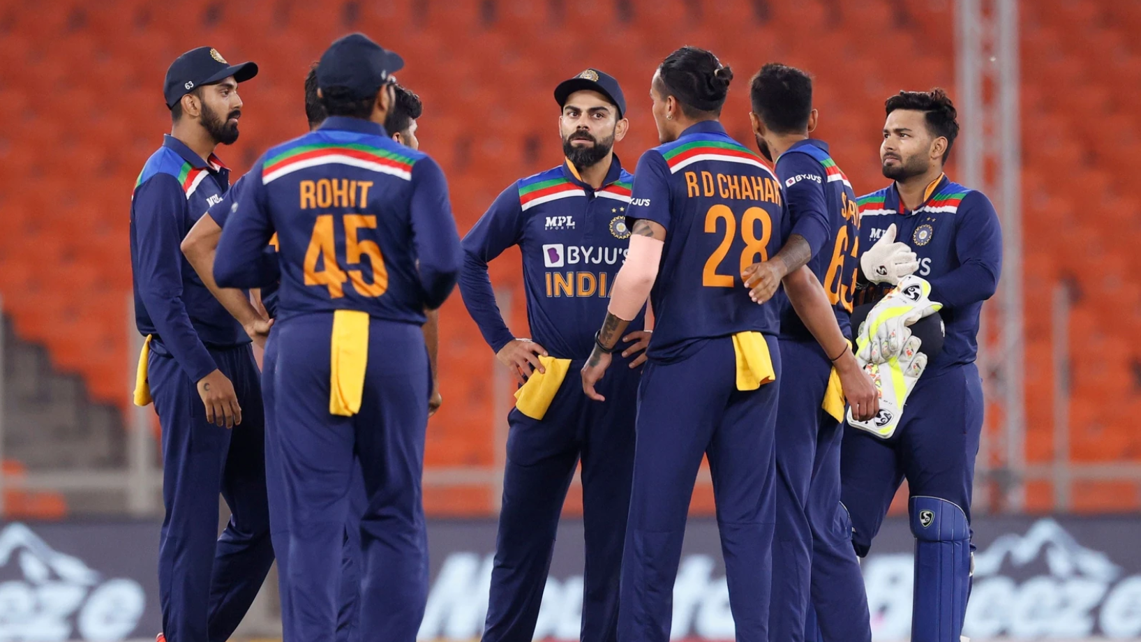 ஓவர் பில்டப் கொடுக்காதீங்க… இந்த பையன் ஒன்னும் அவ்வளவு வொர்த் கிடையாது; முன்னாள் வீரர் விளாசல் !!