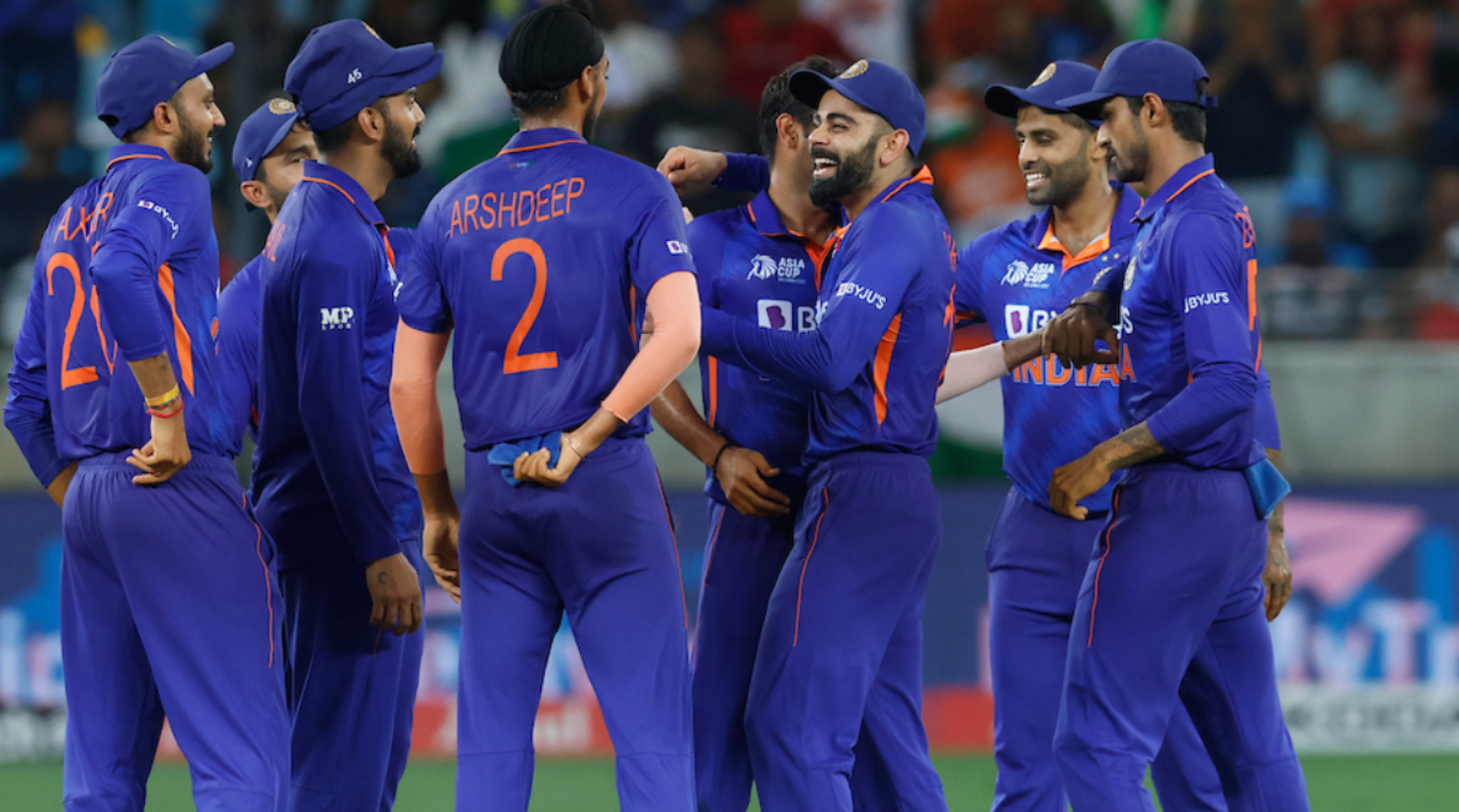 எவ்வளவு பெரிய பந்துவீச்சாளரா இருந்தாலும் இந்த இந்திய வீரரை பார்த்து பயந்து ஆகனும்… ஏன்னா அடி அப்படி; புகழ்ந்து பேசிய முன்னாள் வீரர் !!