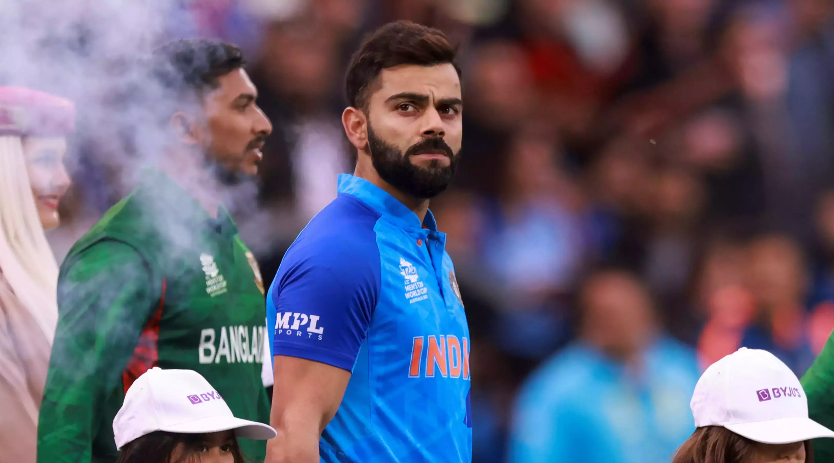 தயவு செஞ்சு இப்படி எல்லாம் செய்யாதீங்க சார்… விராட் கோலியின் செயலால் ஷாக்கான ரசிகர்கள் !!