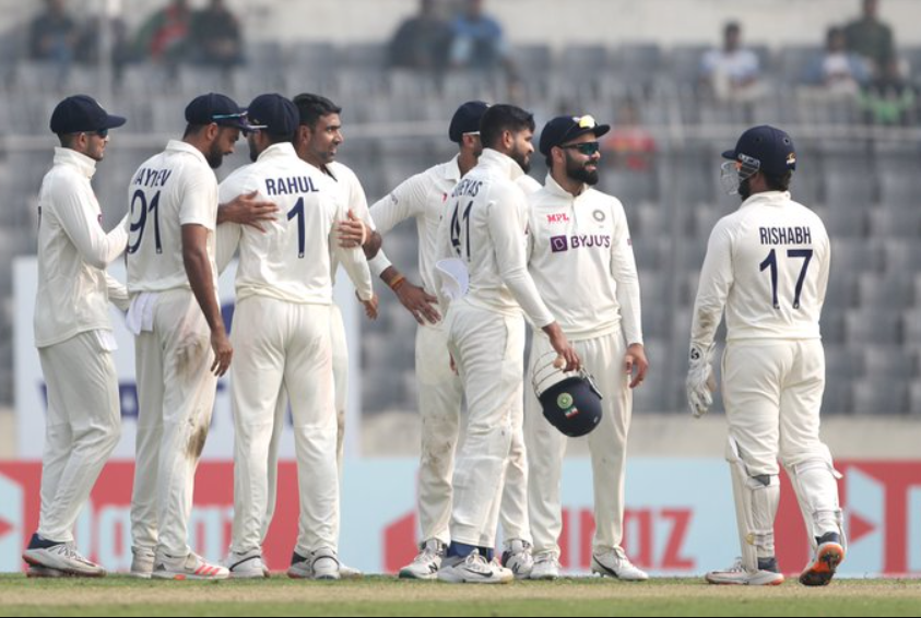 உமேஷ் யாதவ், ரவிச்சந்திர அஸ்வின் மிரட்டல் பந்துவீச்சு; 227 ரன்களில் ஆல் அவுட்டானது வங்கதேச அணி !!