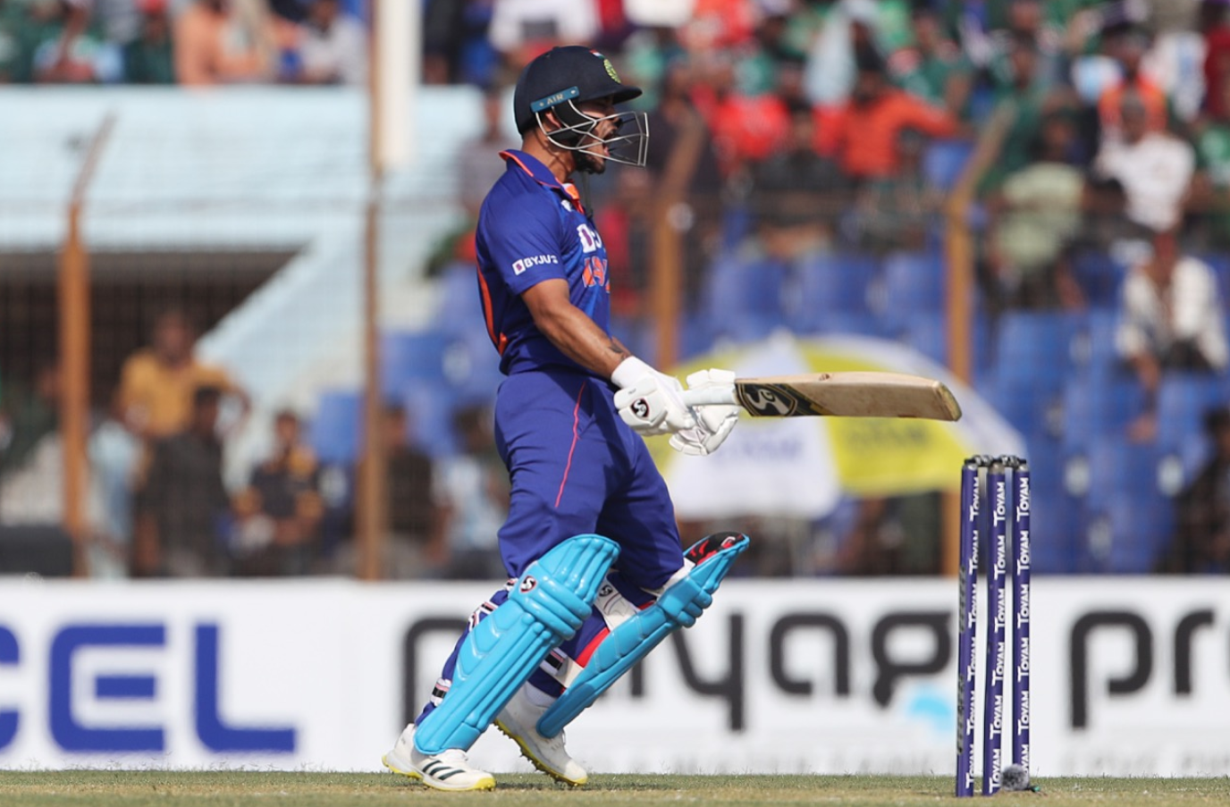 இதுக்கு தாண்டா காத்திருந்தேன்… தரமான பேட்டிங்; முதல் சதத்தை பதிவு செய்த இஷான் கிஷன் !!