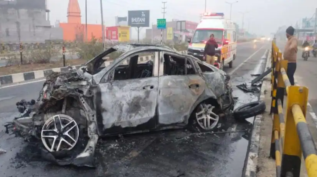 விபத்தில் தீ பிடித்து எரிந்த கார்… பலத்த காயத்துடன் மருத்துவமனையில் அனுமதிக்கப்பட்டுள்ள ரிஷப் பண்ட் !!