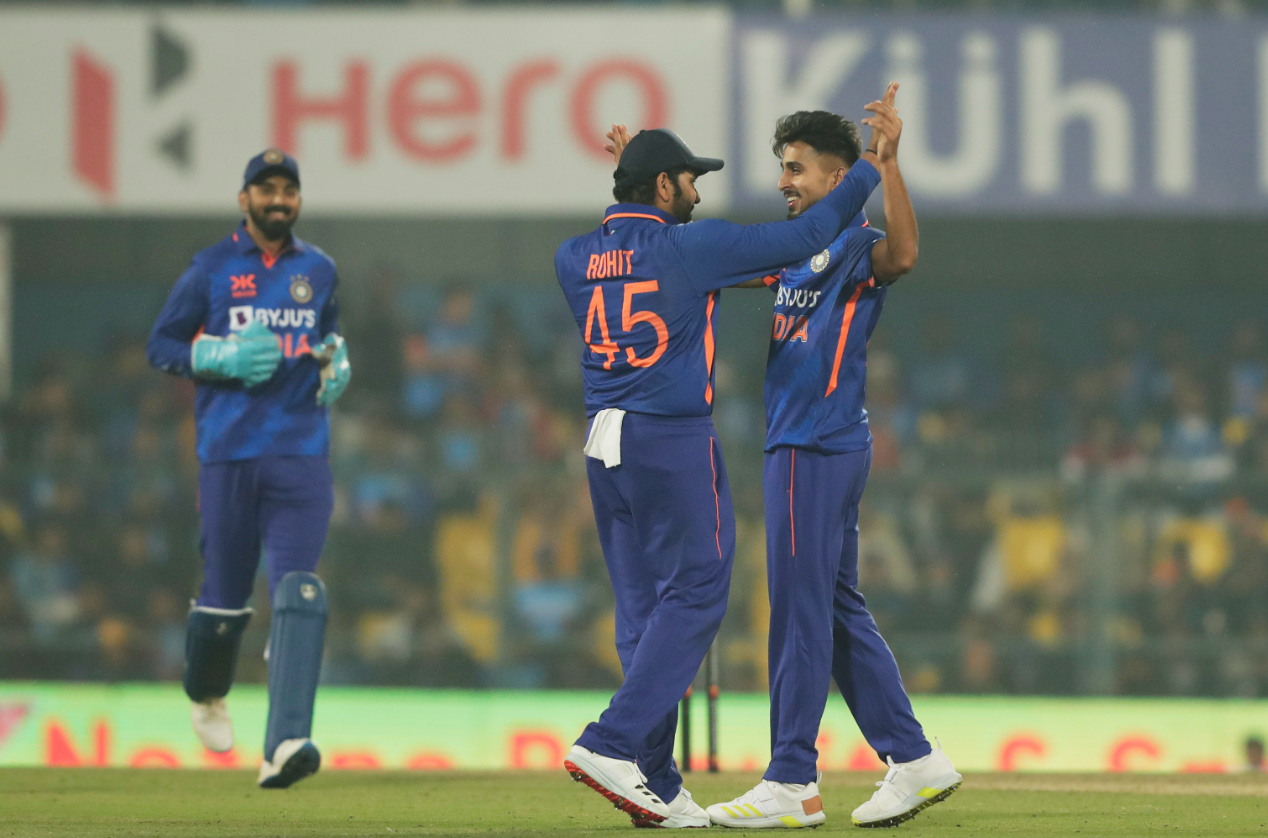 பந்துவீச்சில் இலங்கையை மிரளவிட்ட முகமது சிராஜ், உம்ரன் மாலிக்; அபார வெற்றி பெற்றது இந்திய அணி !!