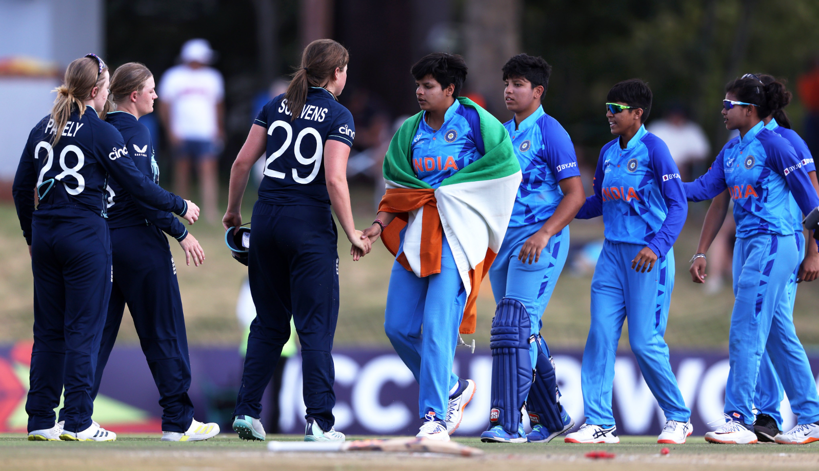 சாம்பியன்… இங்கிலாந்தை ஈசியாக வீழ்த்தி சாம்பியன் பட்டத்தை தட்டி தூக்கியது இந்திய மகளீர் படை !!