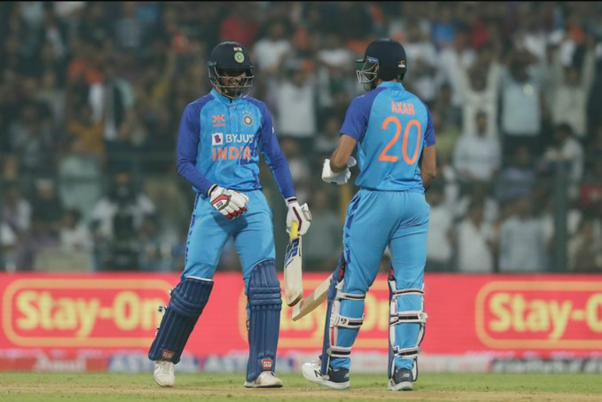 சொதப்பிய மிடில் ஆர்டர் பேட்ஸ்மேன்கள்… ஹூடா, அக்‌ஷர் பட்டேல் பொறுப்பான ஆட்டம்; 162 ரன்கள் குவித்தது இந்திய அணி !!