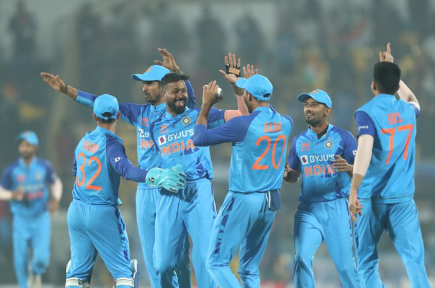 வெறித்தனமாக திருப்பி கொடுத்த இந்திய பந்துவீச்சாளர்கள்… படு தோல்வியடைந்து தொடரையும் இழந்தது இலங்கை !!