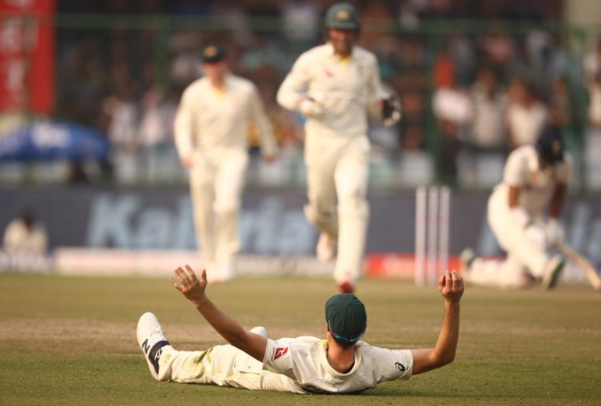 வீடியோ; டேய் எப்புற்றா… கண் இமைக்கும் நேரத்தில் கடினமான கேட்ச்; அக்‌ஷர் பட்டேலை வெளியேற்றிய பாட் கம்மின்ஸ் !!