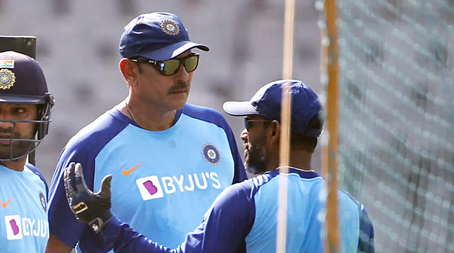 என்னடா சும்மா ஜோக் காட்டிட்டு இருக்கீங்க… இந்திய அணி அசால்டாக ஆஸ்திரேலியாவை வீழ்த்தும்; ரவி சாஸ்திரி நம்பிக்கை !!