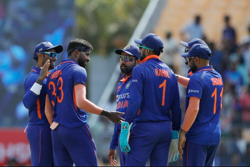 இந்திய அணியை தப்பா பேசுன வாயெல்லாம் சீக்கிரமே மூடும்... ஏன்னா அடுத்த 6 மாசத்துல டெஸ்ட் சாம்பியன்ஷிப், 50-ஓவர் உலகக்கோப்பை ரெண்டையும் தட்டிதூக்கிட்டு வருவாங்க நம்ம பசங்க - கம்பீரமாக பேசிய ரவி சாஸ்திரி! 3