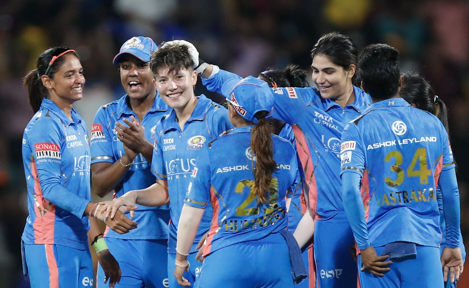 வீடியோ: கடப்பாரை அணின்னா சும்மாவா... ஹாட்ரிக் விக்கெட் எடுத்து மும்பை இந்தியன்ஸ் வீராங்கனை மிரட்டல்... ஒரே ஓவரில் மாறிய ஆட்டம்...! 5 வீடியோ: கடப்பாரை அணின்னா சும்மாவா... ஹாட்ரிக் விக்கெட் எடுத்து மும்பை இந்தியன்ஸ் வீராங்கனை மிரட்டல்... ஒரே ஓவரில் மாறிய ஆட்டம்...! 5