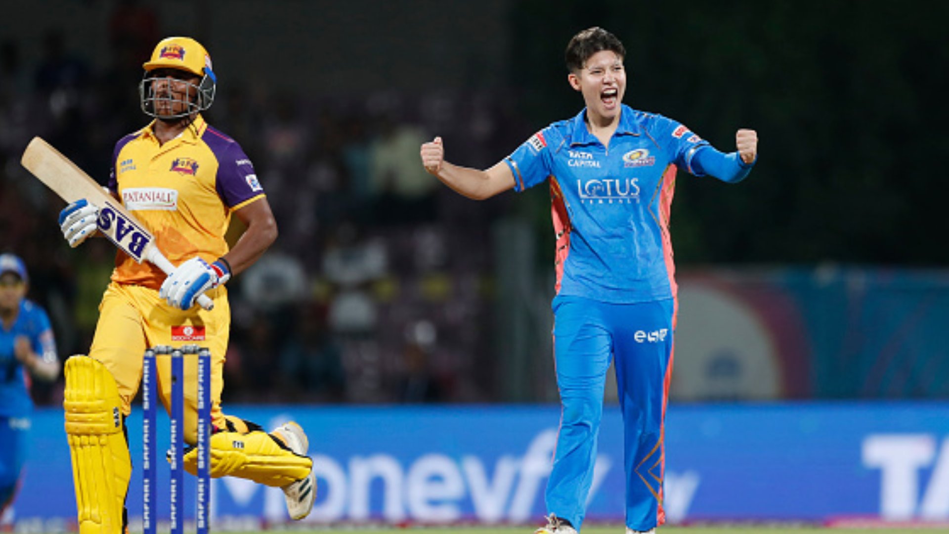 வீடியோ: கடப்பாரை அணின்னா சும்மாவா... ஹாட்ரிக் விக்கெட் எடுத்து மும்பை இந்தியன்ஸ் வீராங்கனை மிரட்டல்... ஒரே ஓவரில் மாறிய ஆட்டம்...! 4 வீடியோ: கடப்பாரை அணின்னா சும்மாவா... ஹாட்ரிக் விக்கெட் எடுத்து மும்பை இந்தியன்ஸ் வீராங்கனை மிரட்டல்... ஒரே ஓவரில் மாறிய ஆட்டம்...! 4