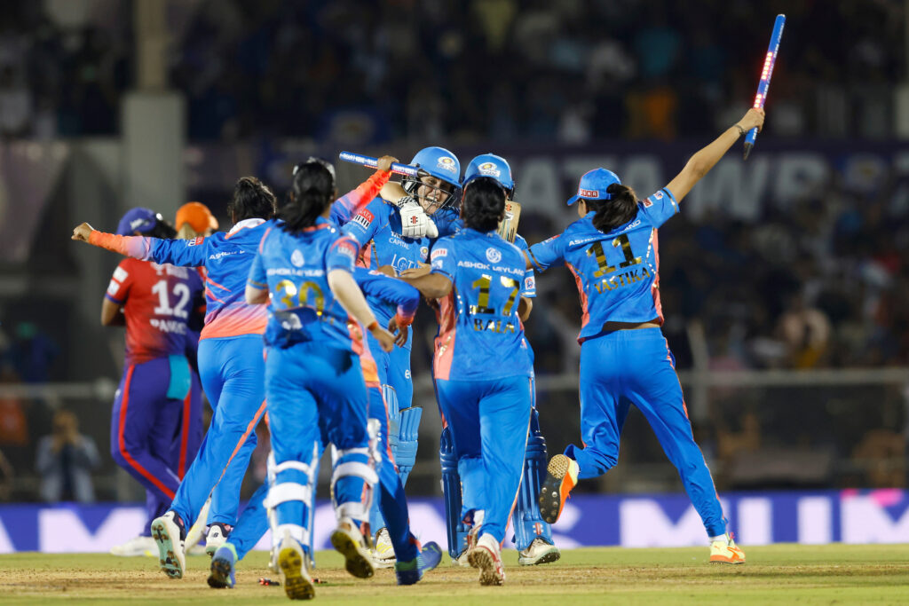 டெல்லி கேப்பிடல்ஸ் அணியை வீழ்த்தி.. முதல் பெண்கள் ப்ரீமியர் லீக் கோப்பையை தட்டித்தூக்கியது மும்பை இந்தியன்ஸ் பெண்கள் அணி!