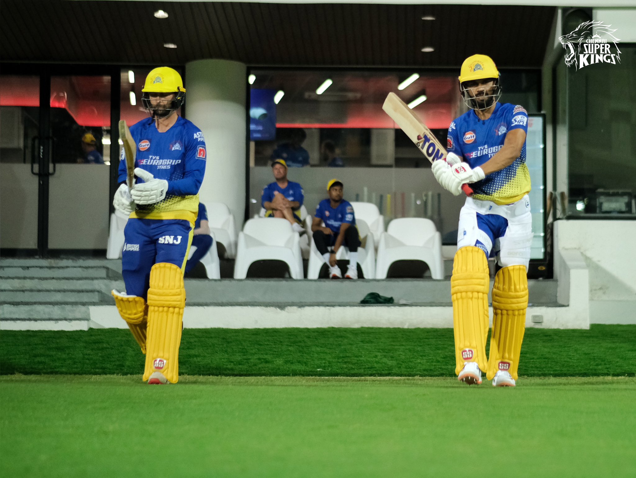 வீடியோ: எகிறும் விசில் சதத்துடன்... கெத்தாக மைதானத்திற்குள் வந்த தல தோனி... இரவு 9 மணிக்கும் தோனிக்கு குவிந்த கூட்டம்! 3