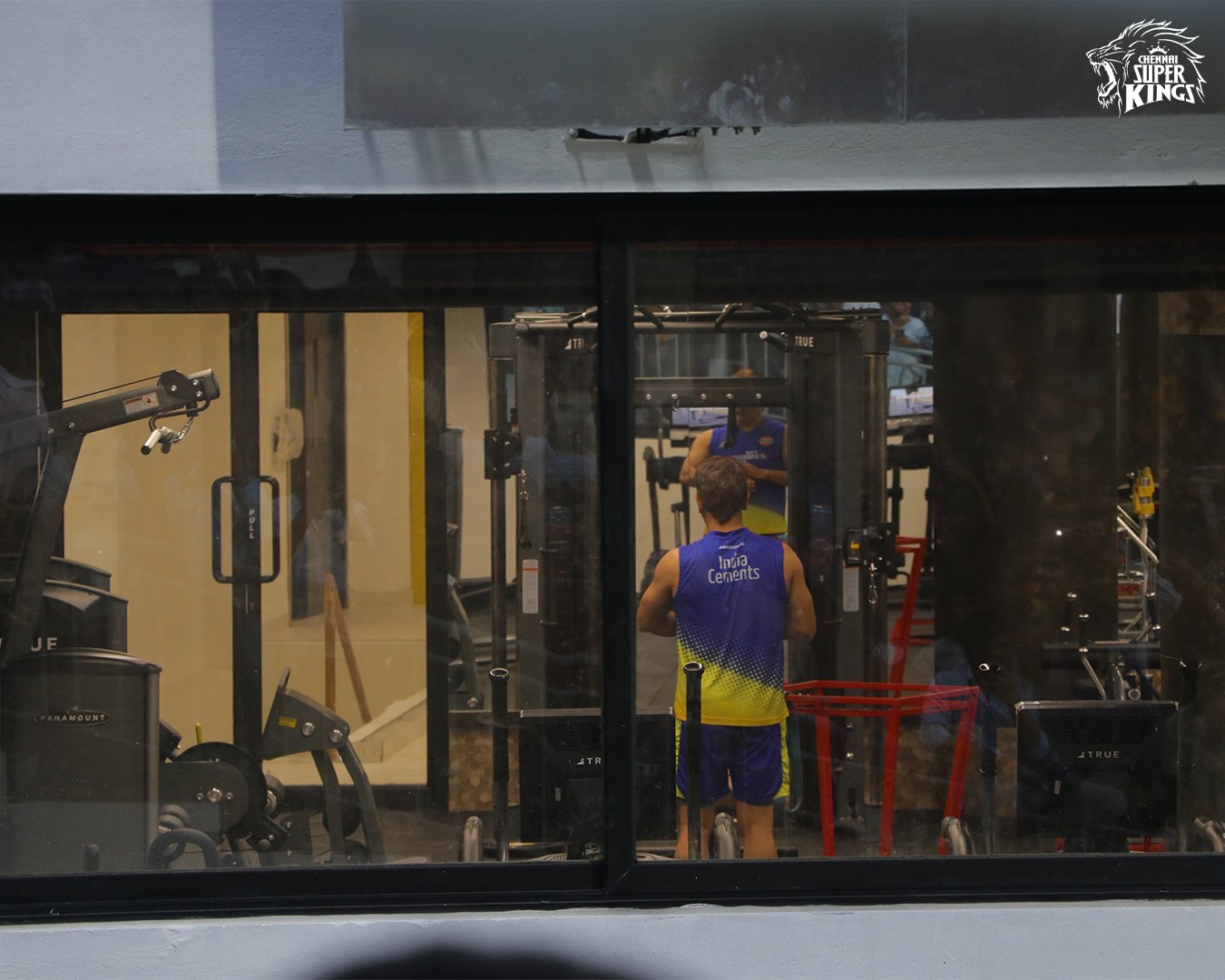 வீடியோ: எகிறும் விசில் சதத்துடன்... கெத்தாக மைதானத்திற்குள் வந்த தல தோனி... இரவு 9 மணிக்கும் தோனிக்கு குவிந்த கூட்டம்! 4