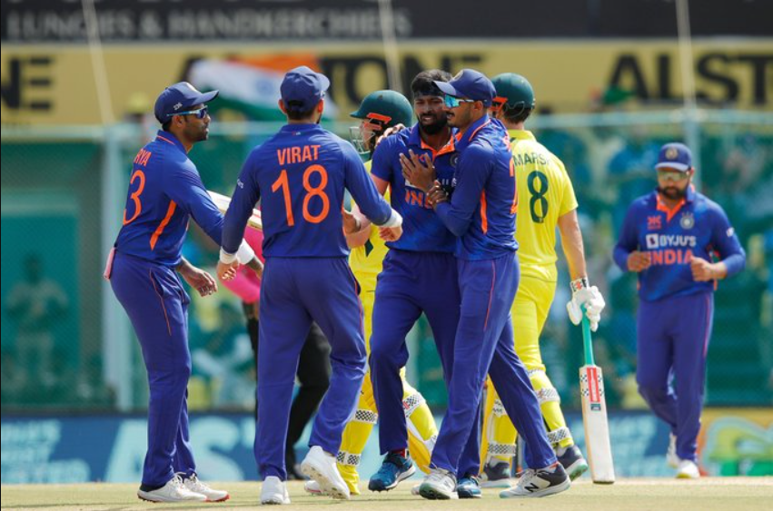 கடைசி ஆள் வரை பிரச்சனை தான்… இந்திய பந்துவீச்சாளர்களுக்கு தொல்லை கொடுத்த ஆஸ்திரேலிய வீரர்கள்; இந்திய அணிக்கு கடின இலக்கு