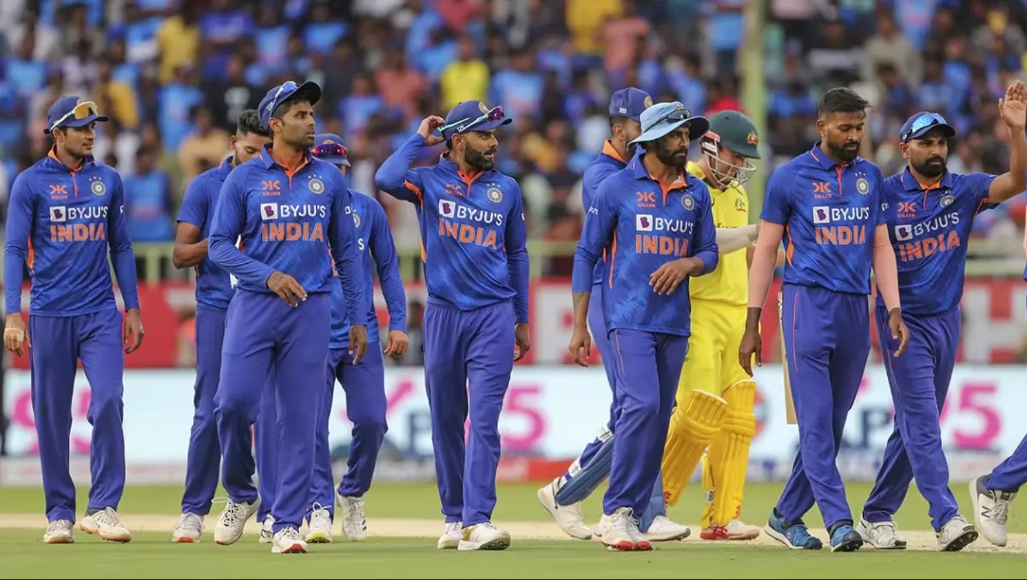 அடுத்த போட்டியிலாவது இந்த பையனுக்கு வாய்ப்பு கொத்தால் ஆஸ்திரேலிய அணிக்கு ஆப்பு உறுதி… இந்திய அணிக்கு புது ஐடியா கொடுக்கும் தினேஷ் கார்த்திக் !!