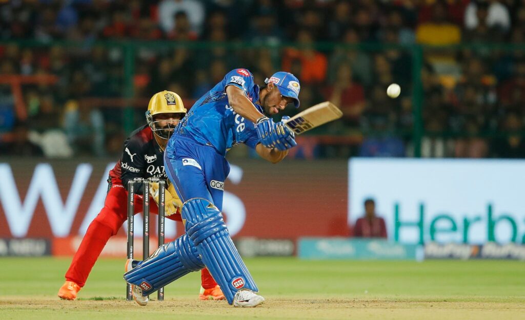 ஒத்தையா நின்னு கெத்தா அடிச்சுக்கொடுத்த திலக் வர்மா.. 6 ஓவர்களில் 29/3இல் இருந்து 20 ஓவர்களில் 171 ரன்கள் அடித்தது மும்பை இந்தியன்ஸ் அணி!