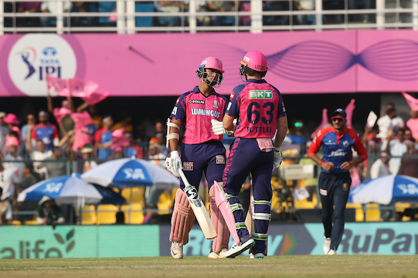 டெல்லியை வெளுத்துவாங்கிய ஜெய்ஸ்வால்-பட்லர் ஜோடி.. கடைசியில் கட்டுப்படுத்திய டெல்லி… 200 ரன்கள் இலக்கு!