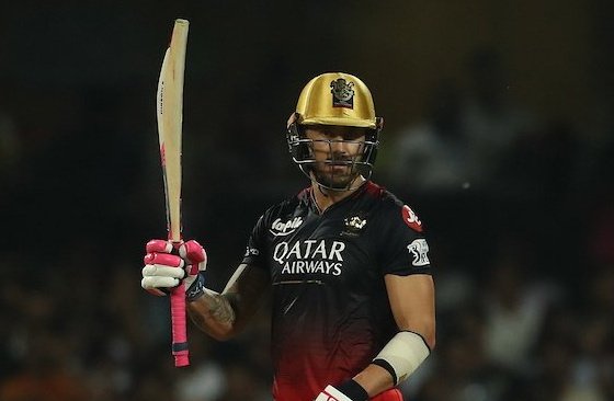 கிங் கோலி ருத்ரதாண்டவம்..பின்னிபெடலெடுத்த டு பிளசிஸ், மேக்ஸ்வெல்... காட்டடி அடித்து ஆர்சிபி 212 ரன்கள் குவிப்பு! 5