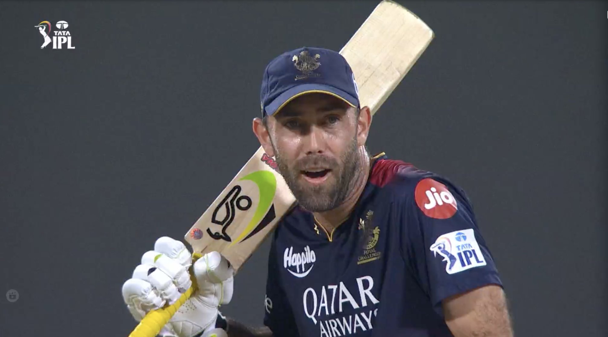 கிங் கோலி ருத்ரதாண்டவம்..பின்னிபெடலெடுத்த டு பிளசிஸ், மேக்ஸ்வெல்... காட்டடி அடித்து ஆர்சிபி 212 ரன்கள் குவிப்பு! 4